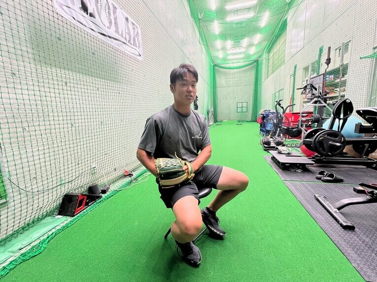 早実OBで現在は外部コーチを務める内田さん。今年で30歳になる　©Takeshi Shimizu