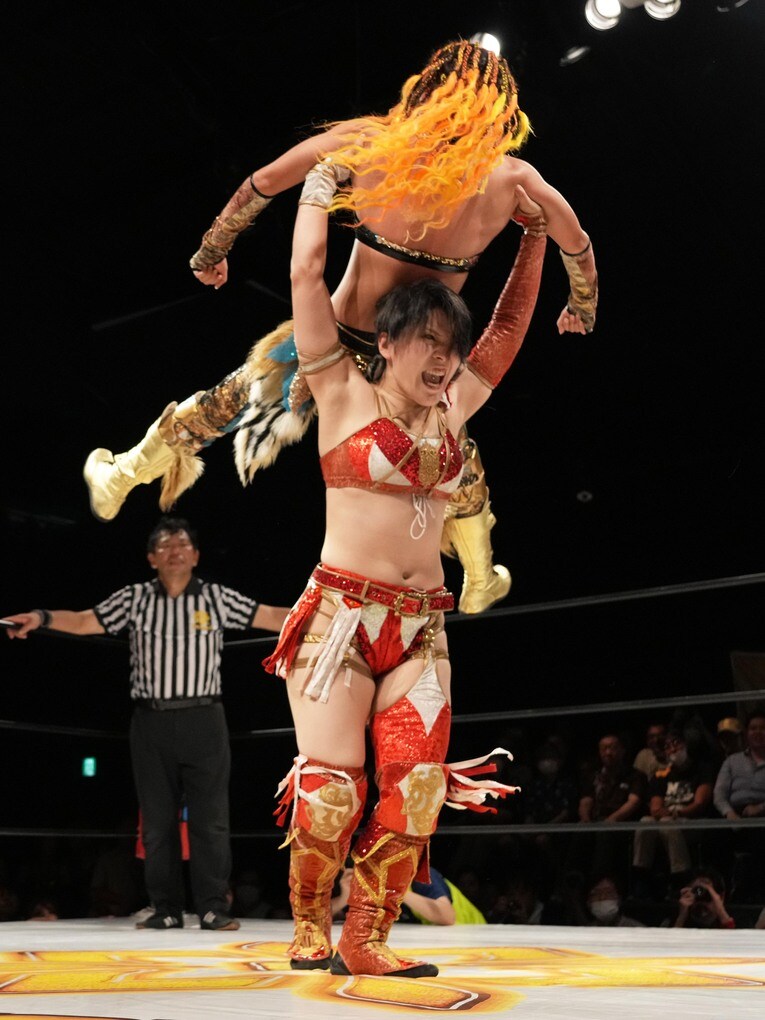 ジュリアをハイジャックボムで担ぎ上げる林下詩美　©Essei Hara