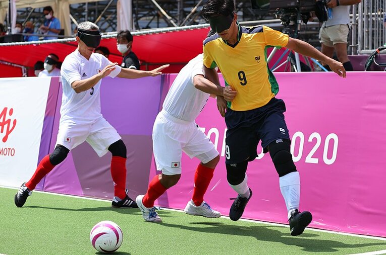 東京パラリンピックでの日本vsブラジル。まるで“見えている”かのようなプレーの数々に驚愕した人も多いだろう ／ photograph by Yohei Osada/AFLO