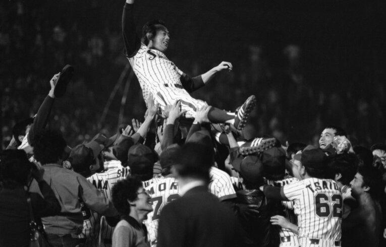 ヤクルトを悲願のリーグ初優勝に導き、胴上げされる広岡達朗監督　©JIJI PRESS