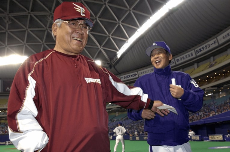 野村克也と落合博満。首位打者を獲得した鉄平にとって、野球人生を変える2人の指揮官だったことは間違いない　※写真をクリック、スワイプすると2人のレア写真がご覧になれます　©Sankei Shimbun