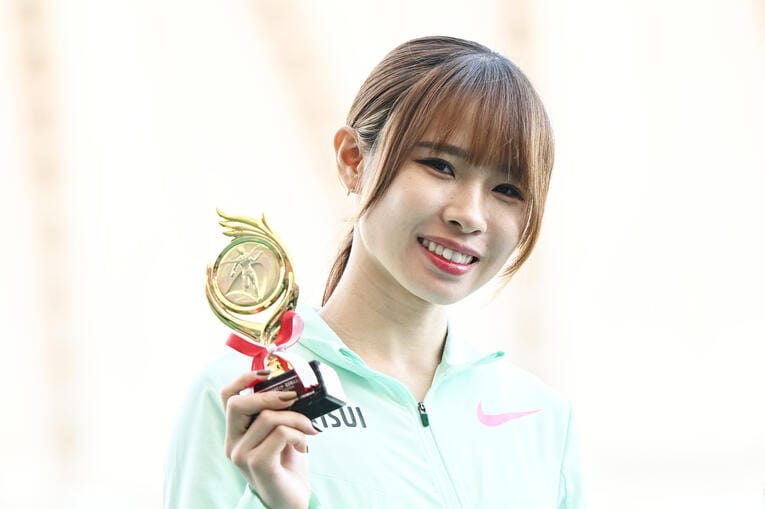 2024年の金栗記念女子3000mで優勝し笑顔の山本　©AFLO