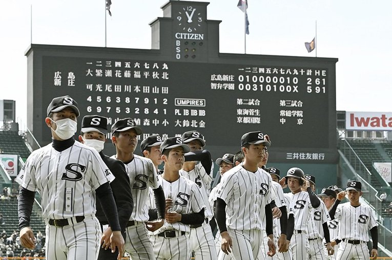 智弁学園に敗れた広島新庄ナイン。夏、再び甲子園の舞台に戻ってこれるか ／ photograph by KYODO