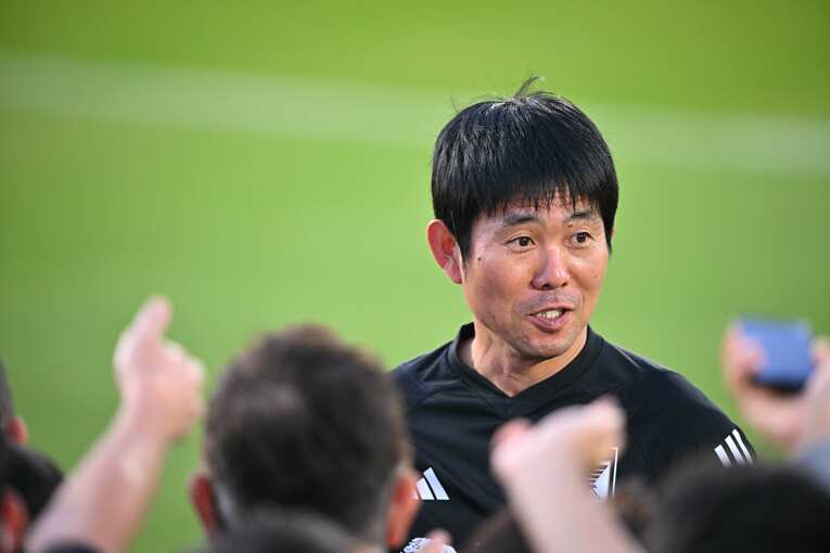 コスタリカ戦後の練習で取材に応じる森保監督　©Takuya Kaneko／JMPA