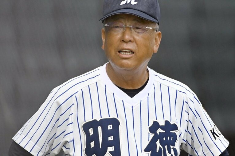 監督生活34年、明徳義塾を率いる馬淵史郎（67歳） ／ photograph by KYODO