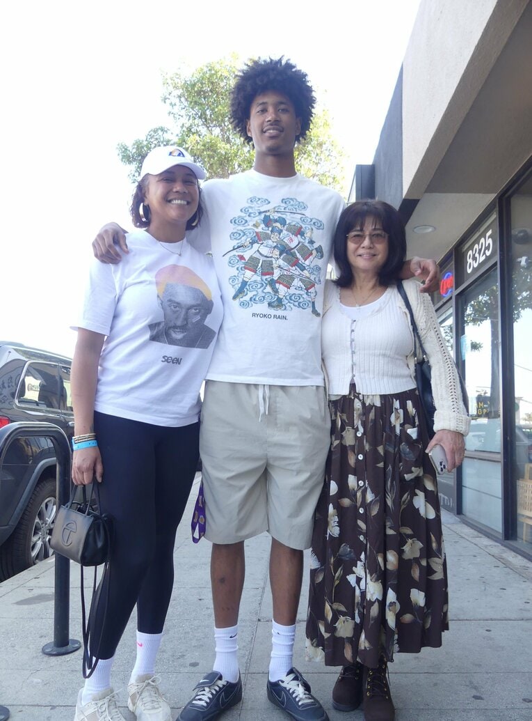 母ラナさん（左）と祖母・由布子さんと一緒に取材に応じてくれたタージ・アリーザ　©︎Yoko Miyaji