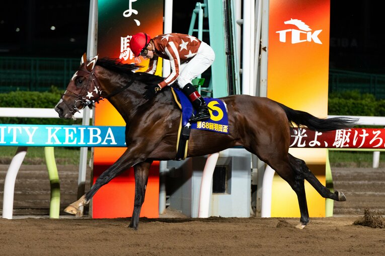 一冠目の羽田盃を6馬身差で圧勝したミックファイアと御神本訓史　写真提供：TCK（東京シティ競馬）