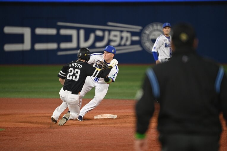 日本シリーズ第1戦、盗塁を試みる周東佑京　©︎Naoya Sanuki
