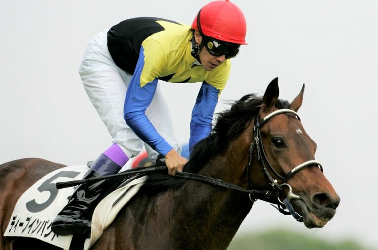 日本ダービーを制した時のディープインパクトと武豊 ／ photograph by Tomohiko Hayashi