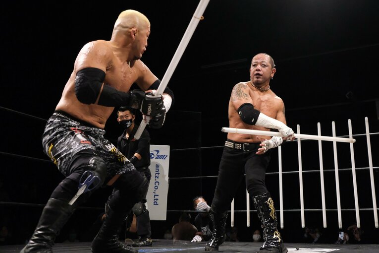 ガラスが刺さり大流血で「ニヤリ」今年47歳の“不適切おじさん”葛西純がデスマッチで伝えたいこと 「お前ら、これを知らずに人生終わるのか？」(7)