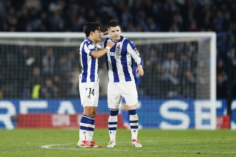 「173cmの久保建英が180cmに空中戦勝利」「反則まがいのマークも…」“キレキレな久保写真”を撮った中で、一瞬とらえた意外な仕草とは(10)