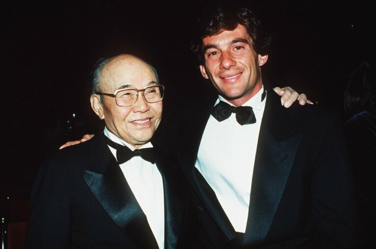 本田宗一郎と笑顔のセナ ／ photograph by JIJI PRESS