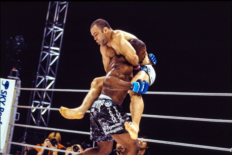 2003年11月のPRIDEミドル級グランプリ決勝。ジャクソンは持ち前の怪力でシウバを担ぎ上げる　©Susumu Nagao