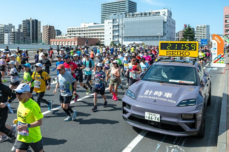 「マカン・エレクトリック」が5kmごとに計時車として設置された　©東京マラソン財団