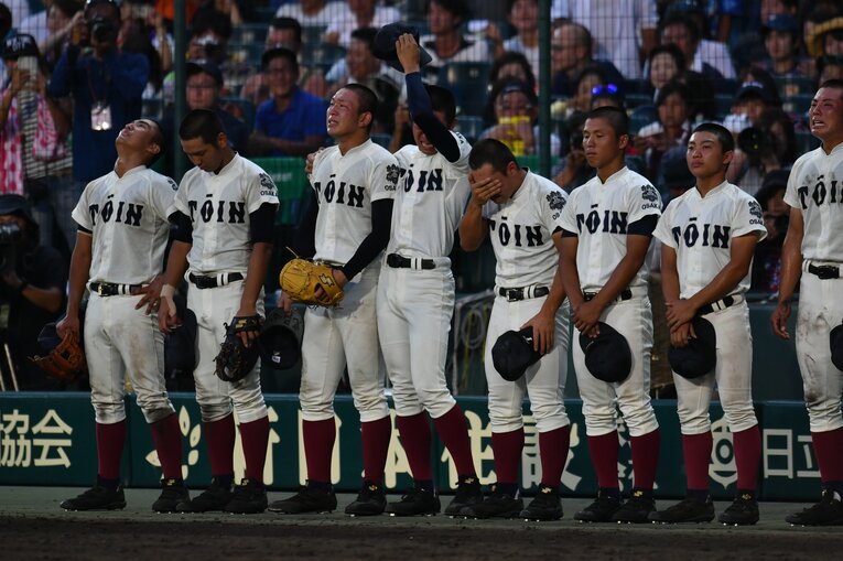 悔し涙を流す大阪桐蔭ナイン（2017年夏の甲子園3回戦・対仙台育英） ©︎Hideki Sugiyama