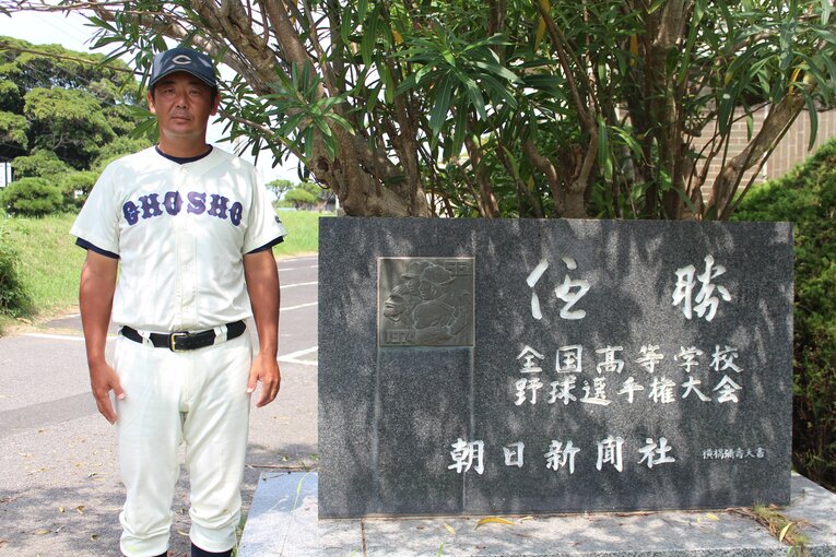 全国優勝記念碑と澤田監督　©Katsuharu Uchida