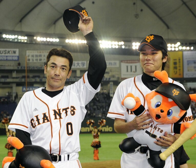 写真は2008年4月。お立ち台でファンの声援に応える巨人・木村拓也（左、当時36歳）と坂本勇人（当時19歳）　©KYODO