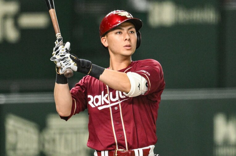 今季、最多安打のタイトルを獲得した楽天の村林一輝。甲子園に縁がない公立校出身、ドラフト指名も7位の下位指名からなぜ飛躍を果たせたのだろうか？ ／ photograph by Nanae Suzuki