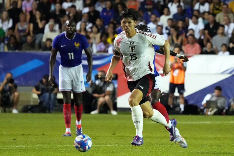 U-23フランス代表との親善試合でボールを運ぶ高井幸大　©Getty Images