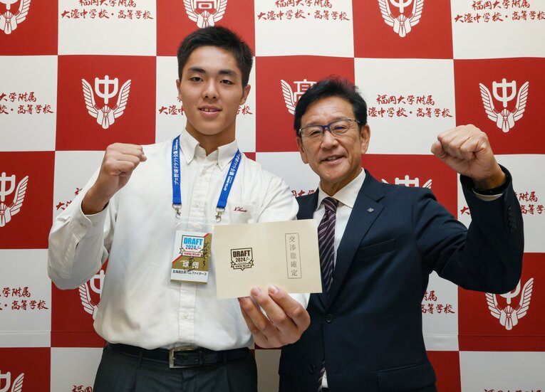 【2024ドラフト1位】日本ハムの栗山英樹CBOから1位指名のあいさつを受けた柴田獅子（福岡大大濠高）　©JIJI PRESS