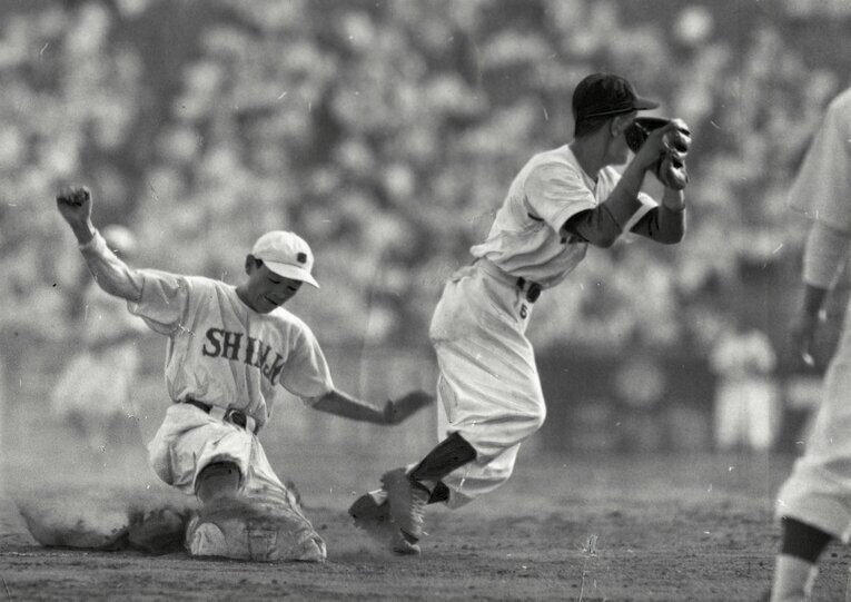 1955年夏の甲子園。伊那北高校（信越代表）vs新庄北高校（東北代表）、試合は延長11回まで続き伊那北が1－0で勝利　©Asahi Shimbun