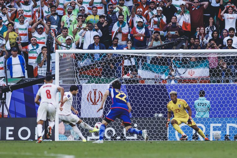 イランのジャハンバフシュにPKを決められた瞬間（1枚目／全4枚）©Kiichi Matsumoto