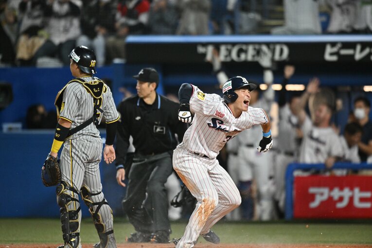 村上の内野安打＋悪送球からホームに生還し喜ぶヤクルト宮本丈　©︎Hideki Sugiyama