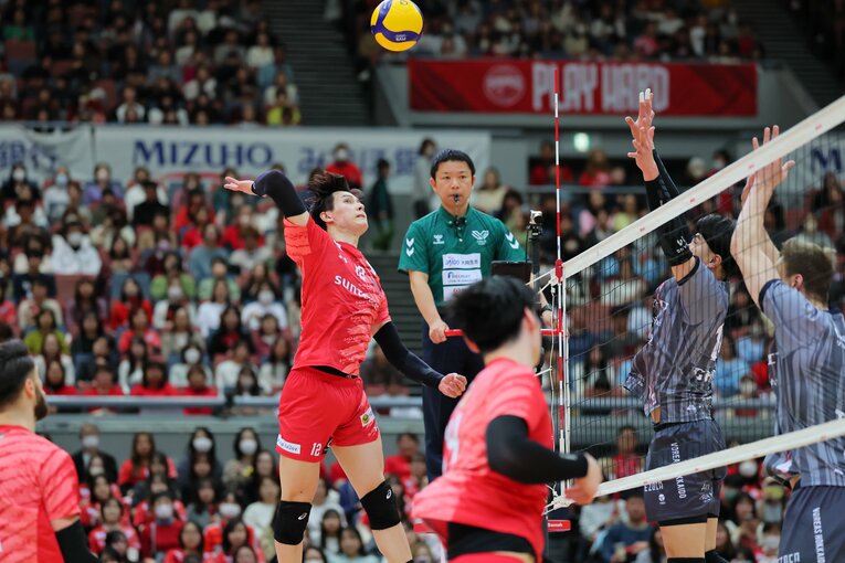 SVリーグ初代王者の座を懸けたプレーオフに挑む高橋藍　©︎SV.LEAGUE