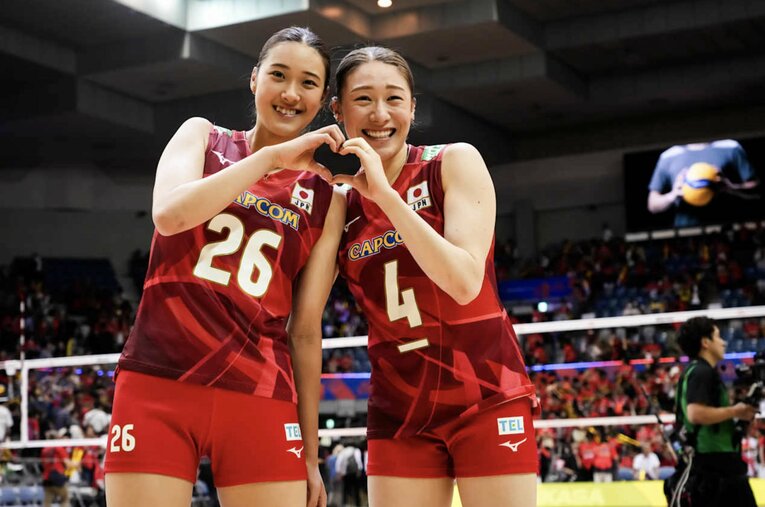 日本代表のキャプテンに就任した石川真佑（右）©︎Volleyball World