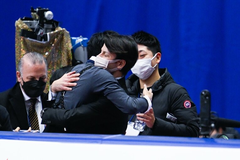 演技後、ランビエルコーチの抱擁をうける島田　©︎Asami Enomoto