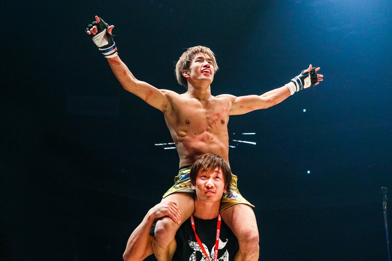 2017年12月29日、RIZINに初出場した弟・朝倉海の勝利を祝う　©RIZIN FF Susumu Nagao