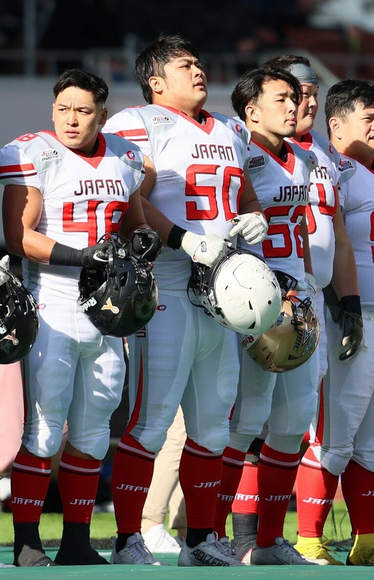 1月22日、アメリカ・アイビーリーグ選抜との試合。写真中央、50番が花田。アメフト転向から1年も経たずして全日本選抜として出場した（1／2枚）　©JIJI PRESS　