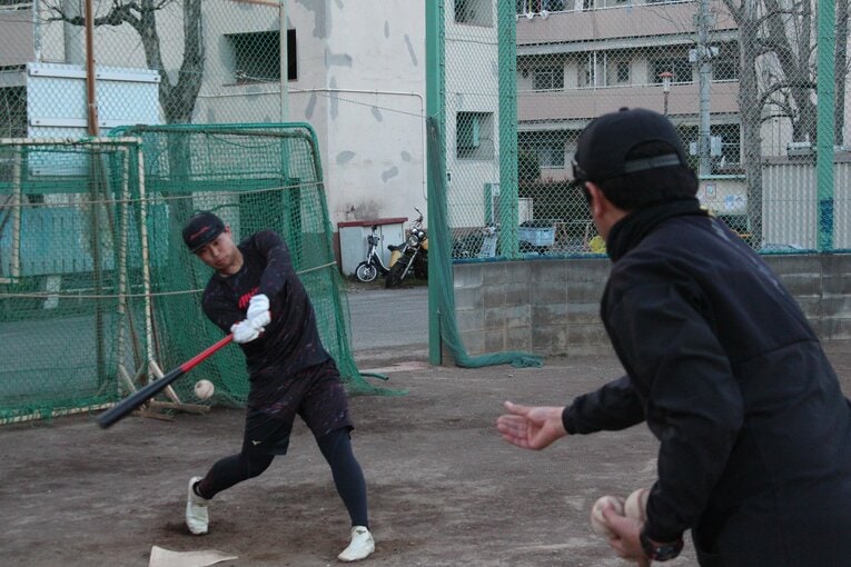 父がトスし、打撃練習に励む雄大　©Katsuharu Uchida