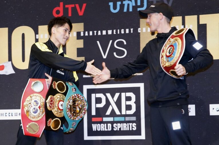 12月10日の会見で握手を交わす井上尚弥とポール・バトラー。12日の前日計量もそれぞれクリアし、いよいよ決戦を待つのみとなった ／ photograph by KYODO