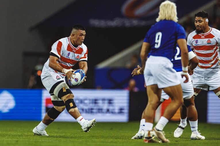 激しいぶつかりを続けてきたことがわかる具の肉体。足にたくさんのテーピングが巻かれている　©Kiichi Matsumoto