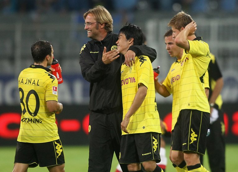 ドルトムント時代、香川を笑顔で抱擁するクロップ監督©Getty Images