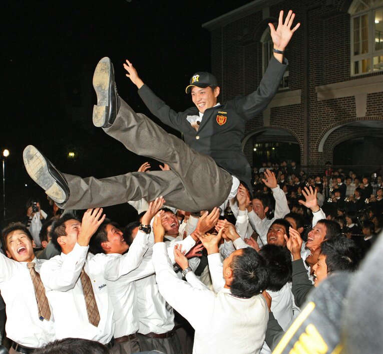 阪神に1位指名され、大阪桐蔭ナインに胴上げされる藤浪晋太郎（2012年）　©︎JIJI PRESS