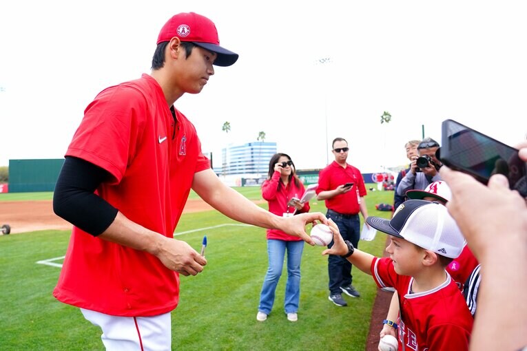 アメリカでも子供に人気…少年にサインする大谷　©Getty Images