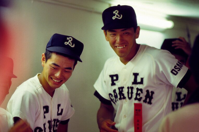 1985年夏の甲子園、開会式前のPL学園の桑田真澄と清原和博 ／ photograph by Katsuro Okazawa/AFLO