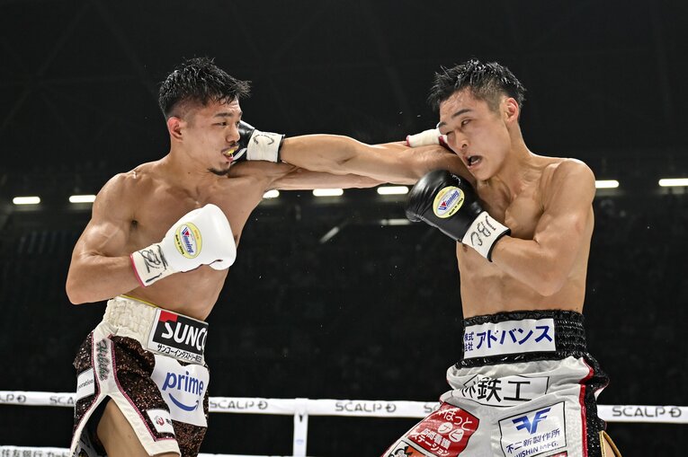 4ラウンド、中谷潤人の左と西田凌佑の右が交錯した瞬間。この時点で西田は右肩を痛めていた　©Hiroaki Finto Yamaguchi