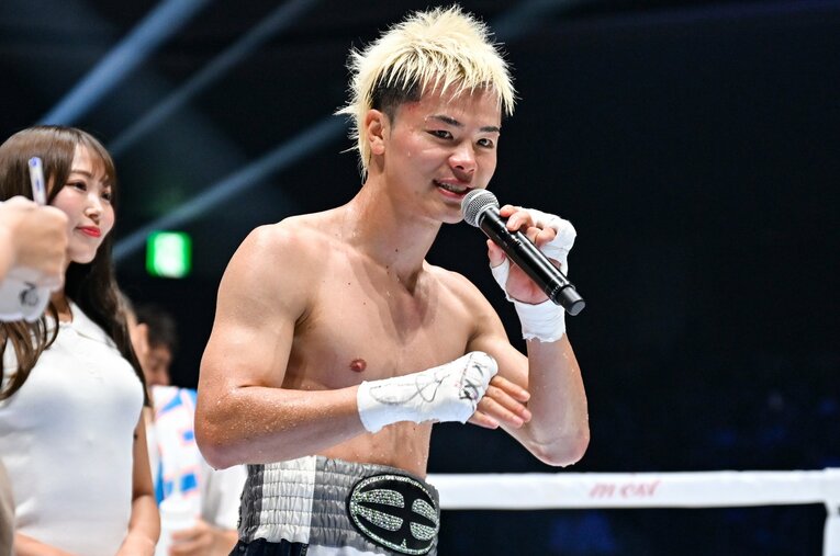 3回TKO勝ちを収めた那須川天心（25歳）。「パワーがない」という外野の声を吹き飛ばした ／ photograph by Hiroaki Yamaguchi