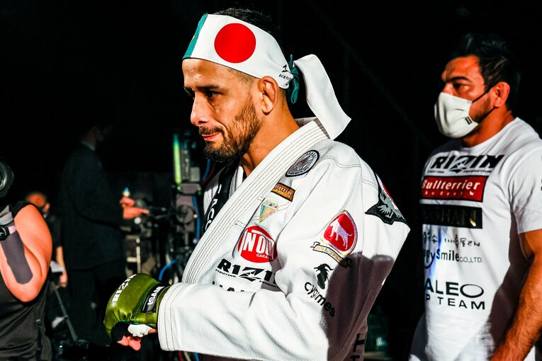 柔術の道着に日の丸とブラジル国旗をデザインしたハチマキで入場したクレベル　©RIZIN FF Susumu Nagao