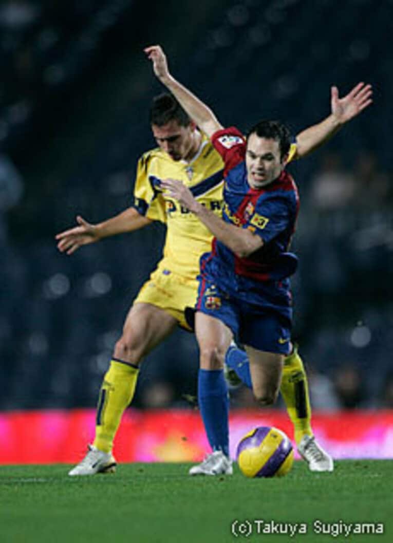 12歳でバルセロナへ入団したイニエスタは、18歳でトップチーム入りしそのまま定着。昨季まで共にプレーしたエトーは「ジダンを越える存在になる」と語っていたという