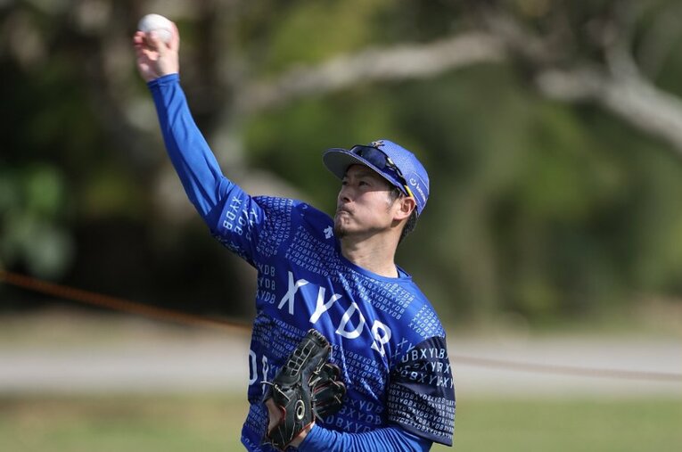 沖縄県宜野湾市で行われている横浜DeNAベイスターズの春季キャンプ。クローザーの三嶋一輝やセットアッパーの石田健大といった主力リリーフ陣と同じ班で汗を流す平田真吾の姿が ／ photograph by KYODO