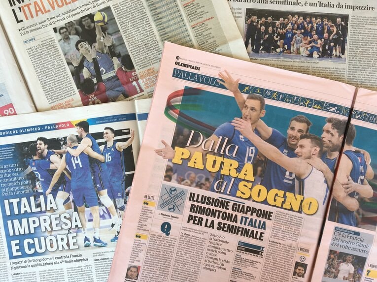 コリエレ・デッロ・スポルト紙「奇跡を超えた偉業。回転花火のように揺さぶられる感情。バレーボールの素晴らしさを伝える至高の試合だった」／レプッブリカ紙「地獄の淵からつかんだ五輪の準決勝」（筆者撮影）