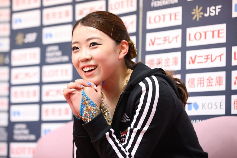 中部ブロック大会でフリーを滑り終え、キスアンドクライで笑顔をみせた紀平　©︎AFLO