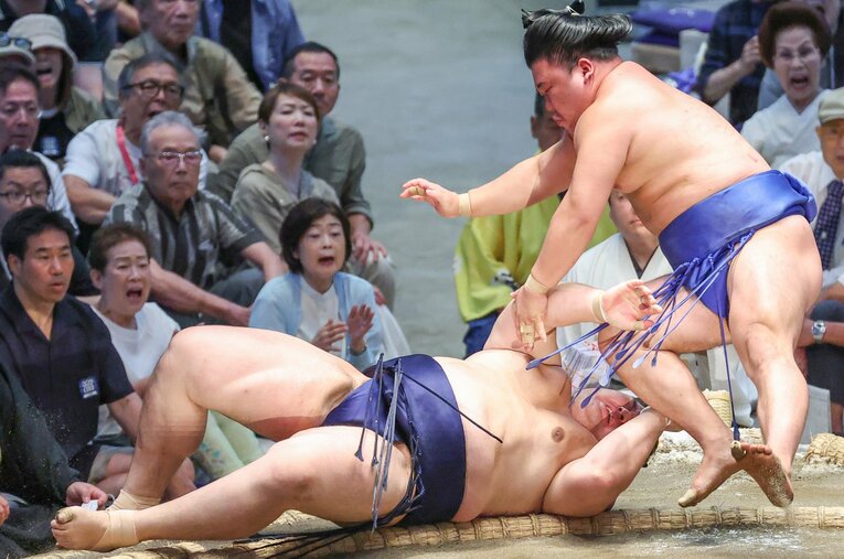 大相撲名古屋場所2日目、藤ノ川（右）に突き落としで敗れた横綱・大の里 ／ photograph by JIJI PRESS