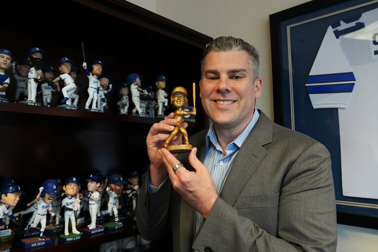 ジョン・シュア弁護士お気に入りのゴールドの大谷ボブルヘッド。シーズンチケットホルダーの知り合いから貰ったとのこと ©︎Shizuka Minami