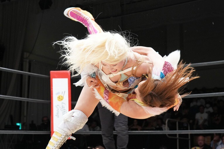 岩谷麻優を柔道殺法で投げるビクトリア弓月　©Essei Hara