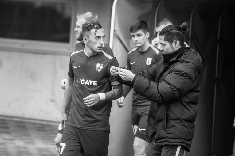 選手に指示を送る中野氏。導者1年目のシーズンは波乱のスタートとなった　©Ryotaro Nakano